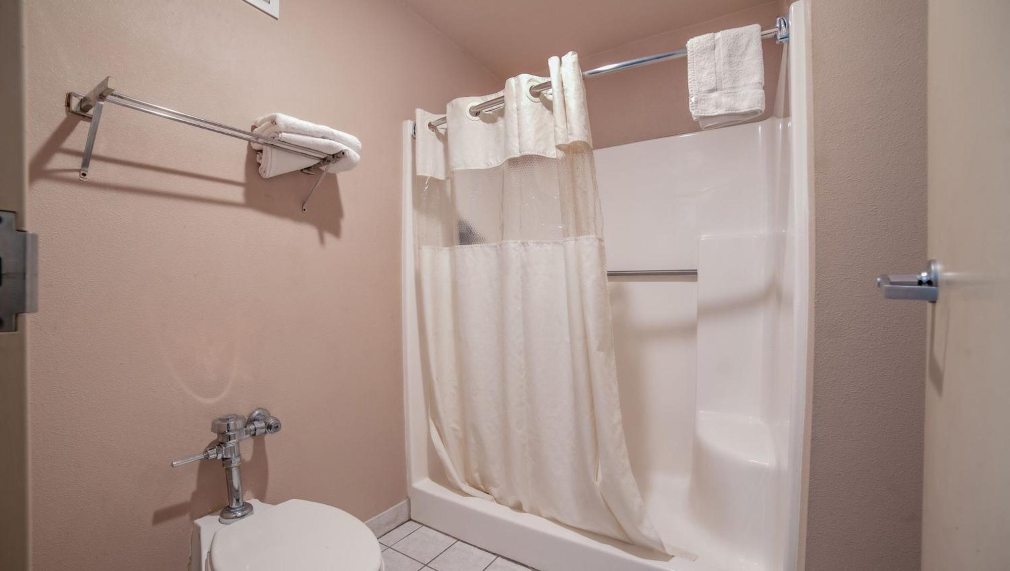 Mayfair Inn Williamston Esterno foto
