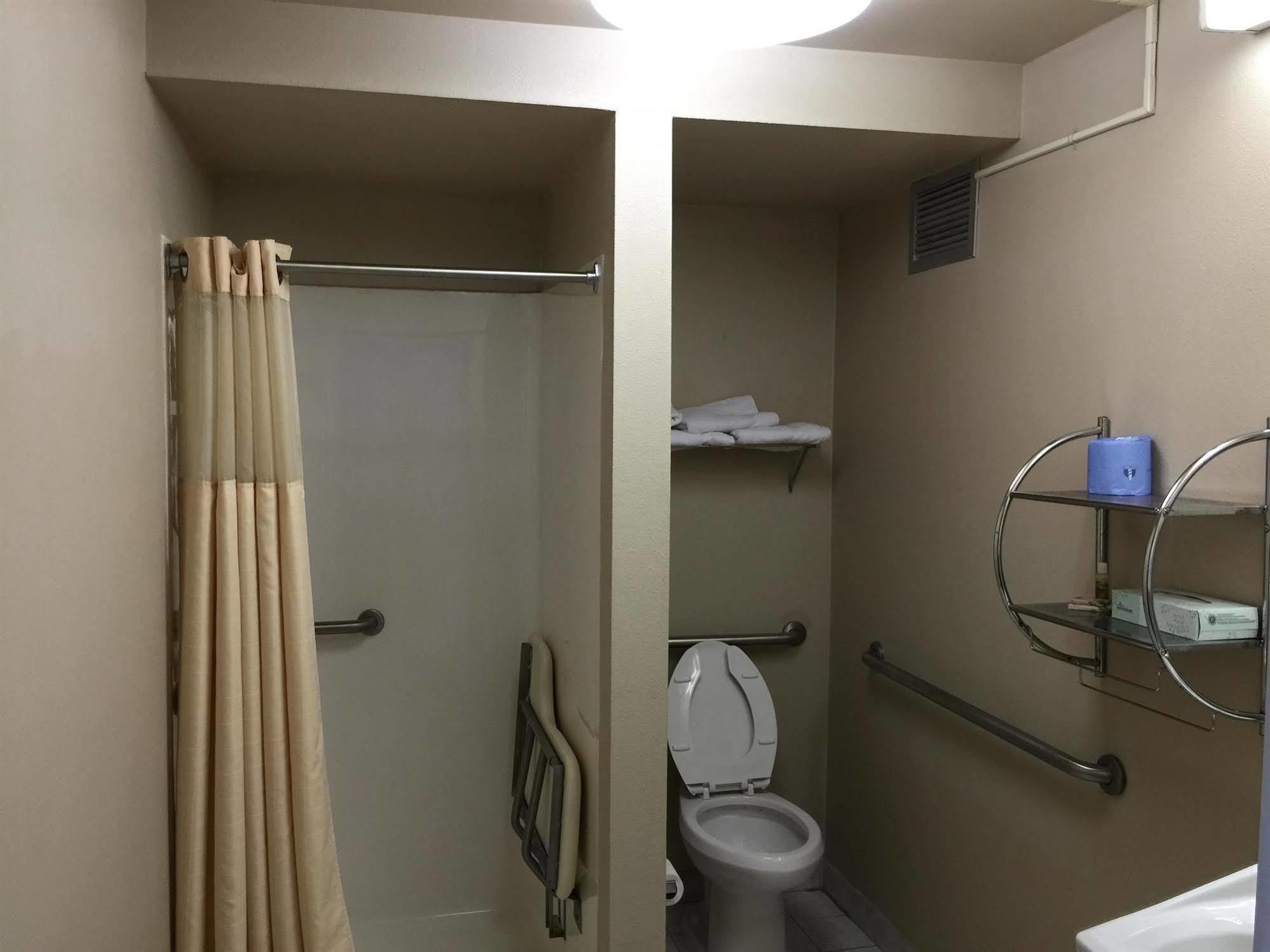 Mayfair Inn Williamston Esterno foto
